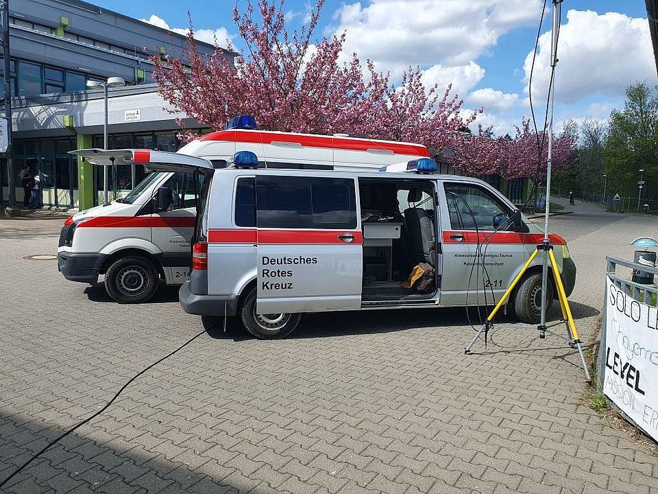 Fahrzeuge und Material im Einsatz auf dem Schulhof der NAOS.