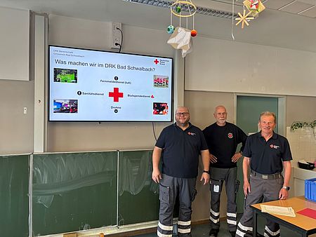 Ohne Theorie geht es dann doch nicht... Markus Velten, Joachim Rippelbeck und Sebastian Meißner seit langer Zeit mal wieder in einem Klassenzimmer