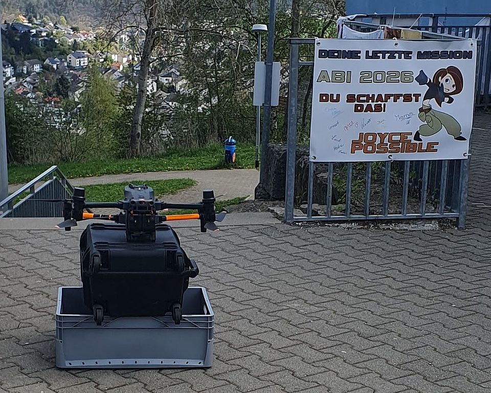 Fahrzeuge und Material im Einsatz auf dem Schulhof der NAOS.